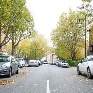 Modern Close To Londres