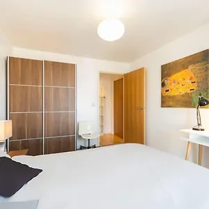Privatunterkunft With Private Bathroom In A Modern Two Bedroom Two Bathroom Flat, London