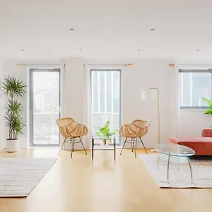 Riverside Two Bedroom In Canary Wharf Apartment