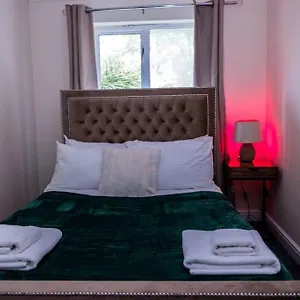 Appartement 3 Bedrooms House-sofabed-parking-bbqstove-garden, Londres