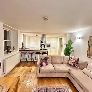 Opulent Oasis In Apartment
